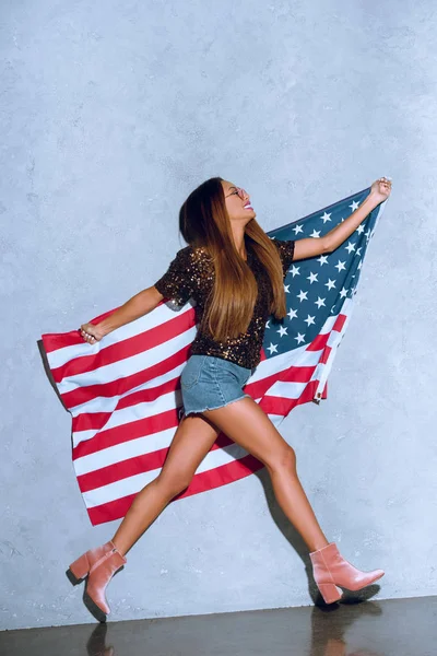 Mulher americana africana feliz com bandeira americana nas mãos — Fotografia de Stock