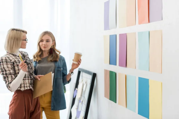 Modische Zeitschriftenredakteure arbeiten mit Farbpalette an der Wand — Stockfoto