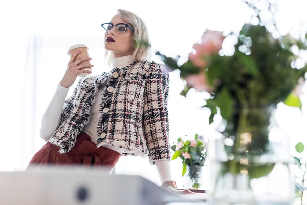 Attraente donna d'affari alla moda con caffè per andare in ufficio moderno — Foto stock