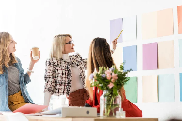 Redattori di rivista alla moda che lavorano con tavolozza a colori una parete — Foto stock