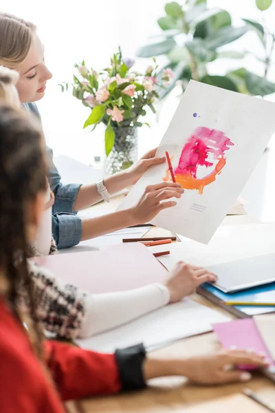 Modische Zeitschriftenredakteure arbeiten mit Skizze im modernen Büro — Stockfoto