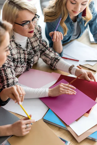 Rédacteurs de magazines travaillant avec palette de couleurs sur le lieu de travail — Photo de stock