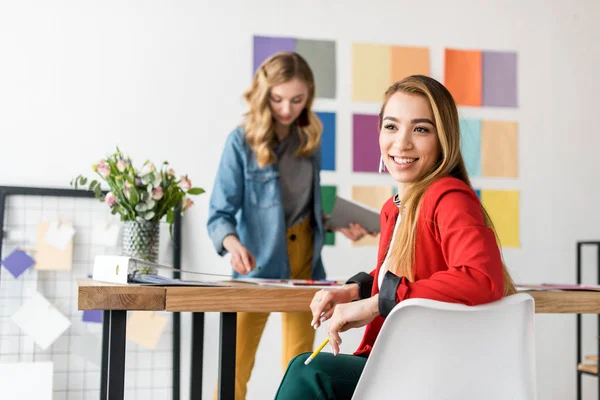 Éditeurs de magazines à la mode travaillant dans un bureau moderne — Photo de stock