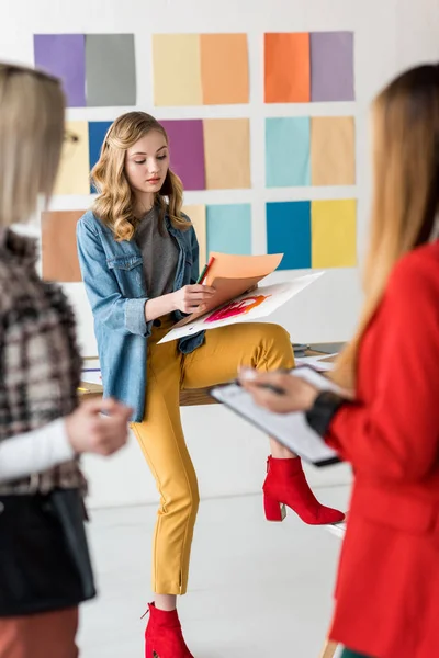 Selektiver Fokus der modischen Zeitschriftenredakteure, die in modernen Büros arbeiten — Stockfoto