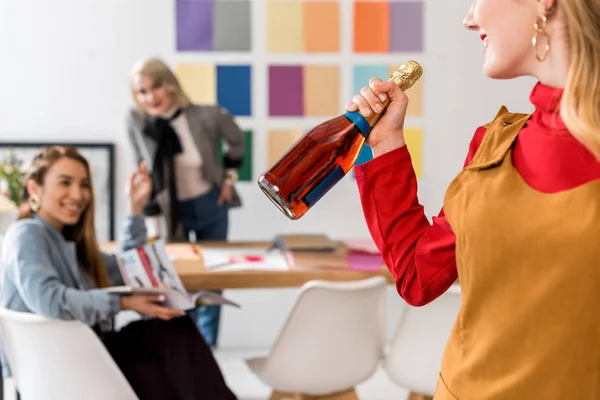 Zeitschriftenredakteure feiern mit Champagner im modernen Büro — Stockfoto