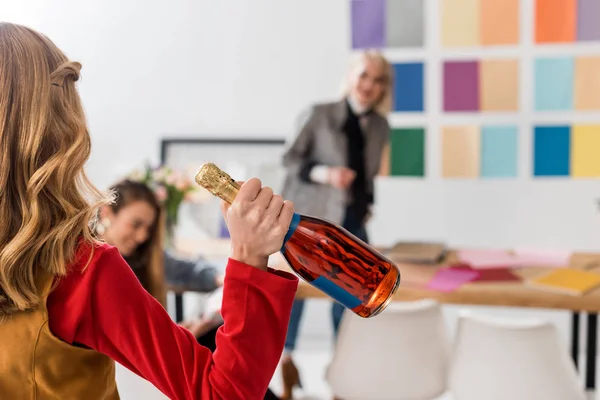 Focus selettivo degli editori di riviste che festeggiano con champagne in uffici moderni — Foto stock