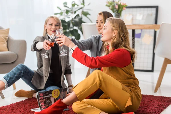 Donne d'affari alla moda di successo che festeggiano e si accarezzano con bicchieri di champagne in ufficio — Foto stock