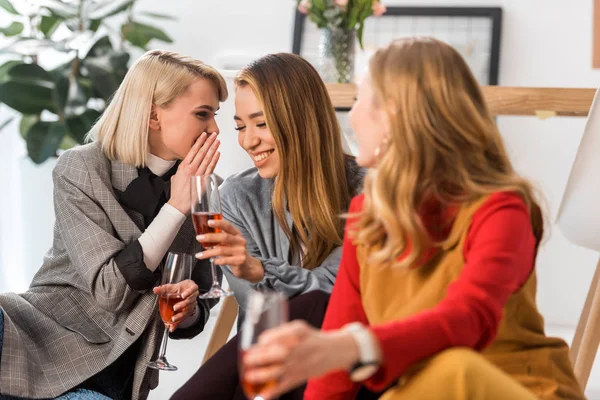Glückliche multiethnische Magazin-Redakteure feiern mit Champagner im modernen Büro — Stockfoto