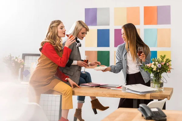 Erfolgreiche multikulturelle Magazinredakteure feiern mit Champagner im modernen Büro — Stockfoto