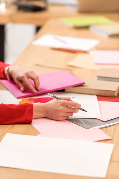 Ausgeschnittene Ansicht eines Magazinredakteurs, der im modernen Büro mit Dokumenten arbeitet — Stockfoto