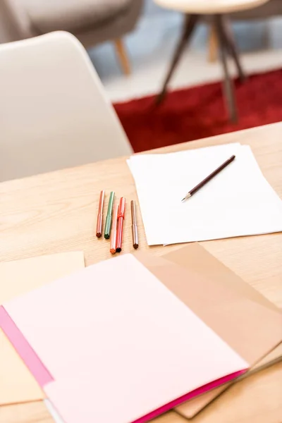 Documentos y carpetas con marcadores en la mesa en la oficina - foto de stock