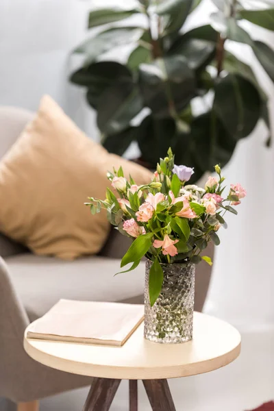 Bouquet de fleurs en vase sur table dans un bureau moderne — Photo de stock