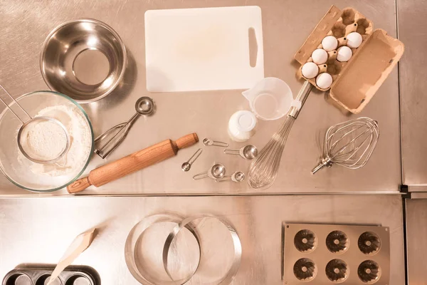Вид зверху інгредієнтів для тіста і кухонного начиння на лічильнику в ресторані — стокове фото