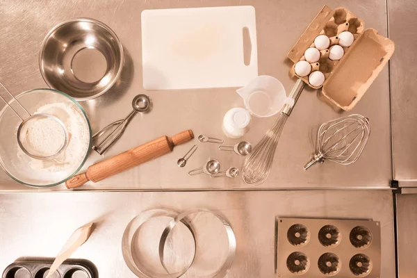 Top view of ingredients for dough and kitchen utensils on counter in restaurant — Stock Photo