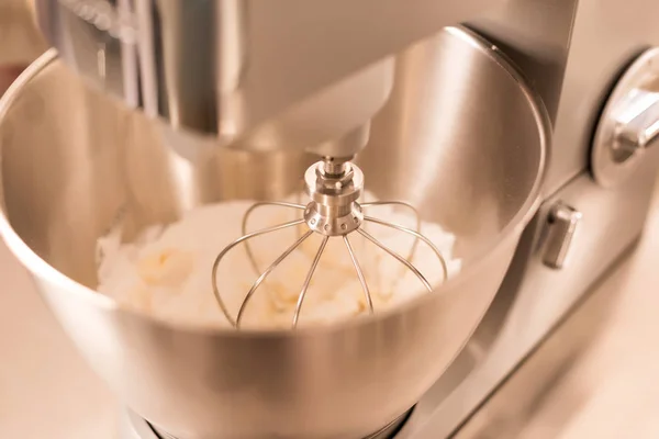 Vue rapprochée du robot culinaire fouettant la crème — Photo de stock