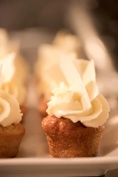 Vue rapprochée de cupcakes sucrés sur le comptoir dans la cuisine du restaurant — Photo de stock