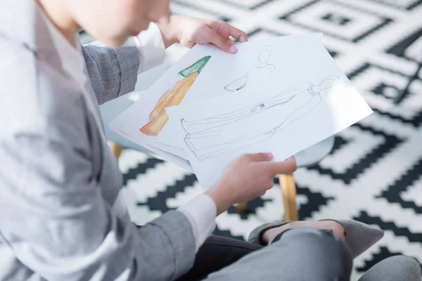 Plan recadré de créateur de mode en regardant des croquis — Photo de stock