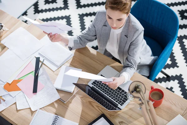 Vista de ángulo alto de la joven mujer de negocios con estilo haciendo papeleo en la oficina — Stock Photo