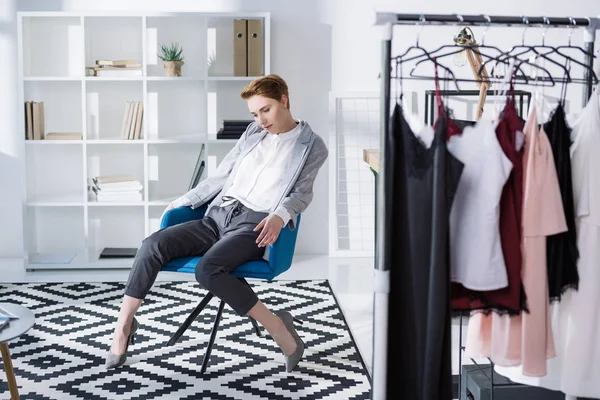 Stylischer Modedesigner sitzt im Stuhl im modernen Büro — Stockfoto