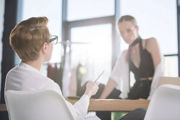 Jeunes créateurs de mode travaillant ensemble au bureau — Photo de stock