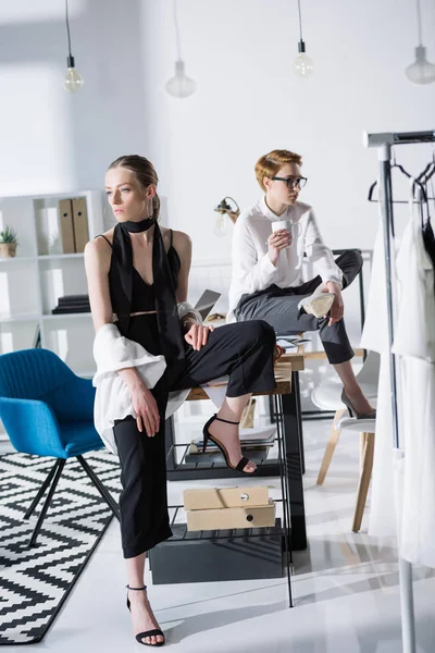 Jeunes créateurs de mode assis sur le bureau au bureau — Photo de stock