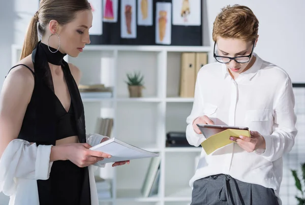 Selbstbewusste junge Modeschöpfer arbeiten im Büro zusammen — Stockfoto