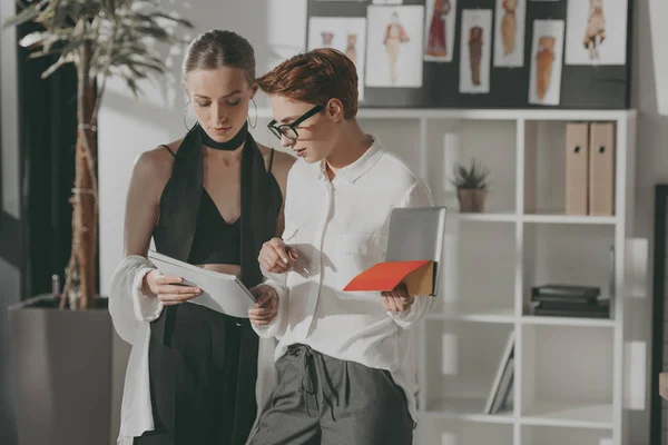 Junge Modedesigner arbeiten im Büro zusammen — Stockfoto