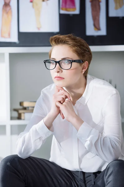 Primer plano retrato de atractivo diseñador de moda reflexivo - foto de stock