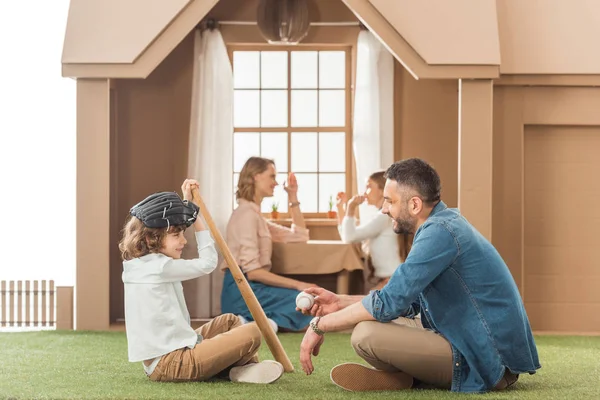 Schöne junge Familie verbringt Zeit miteinander im Kartonhaus — Stockfoto