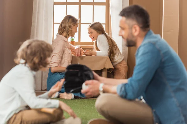 Glückliche junge Familie verbringt Zeit miteinander im Spielzeughaus — Stockfoto
