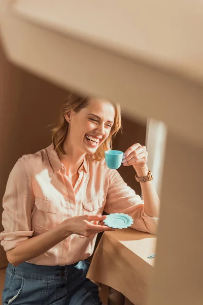 Atractiva mujer feliz jugando fiesta de té - foto de stock