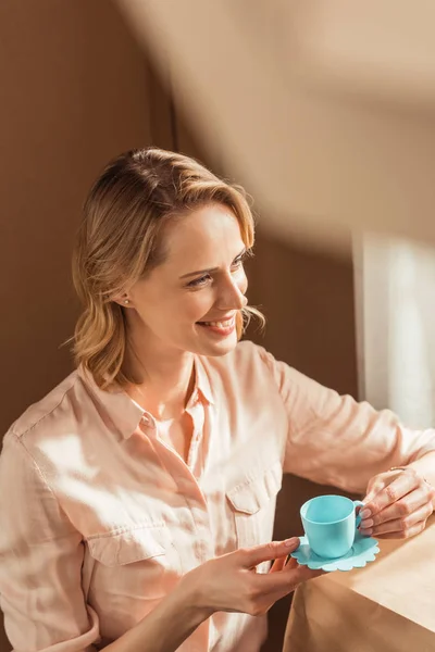 Schöne glückliche Frau spielt Tee-Party — Stockfoto