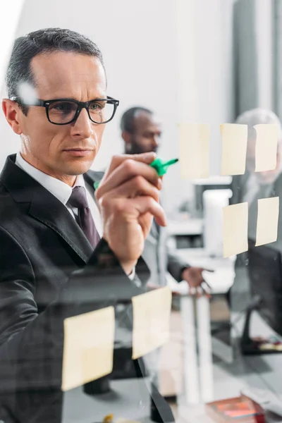 Selektiver Fokus des Geschäftsmannes, der sich im Amt Notizen macht — Stockfoto