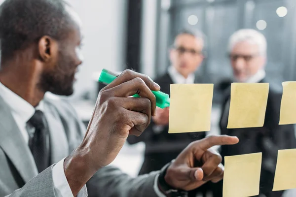 Focus selettivo di uomini d'affari multiculturali che si riuniscono in ufficio — Foto stock