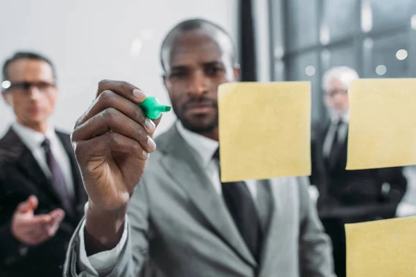 Enfoque selectivo de los empresarios multiculturales que se reúnen en el cargo - foto de stock