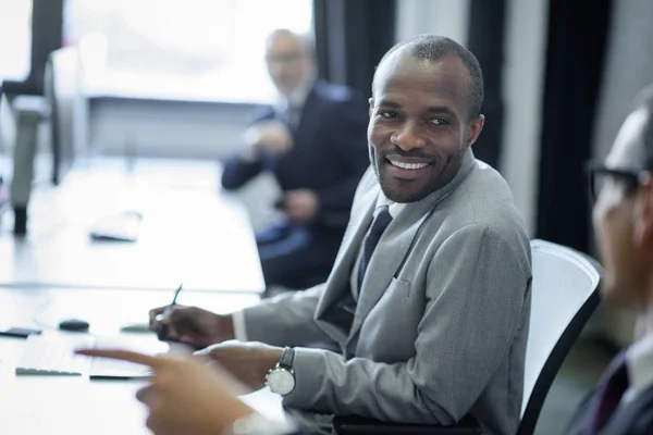 Selektiver Fokus multikultureller Geschäftsleute, die sich am Arbeitsplatz im Büro unterhalten — Stockfoto