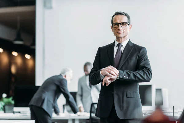 Selektiver Fokus des Geschäftsmannes in der Brille, der die Zeit im Büro kontrolliert — Stockfoto