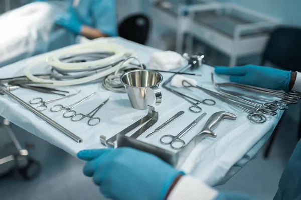 Imagem recortada do médico afro-americano segurando bandeja com ferramentas médicas para cirurgia — Fotografia de Stock