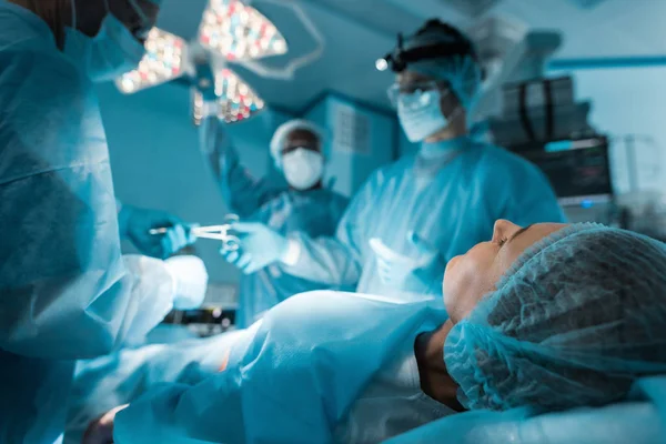 Paciente deitado na mesa de cirurgia durante a cirurgia — Fotografia de Stock