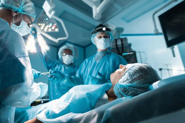 Paziente sdraiato sul tavolo operatorio in sala operatoria — Foto stock