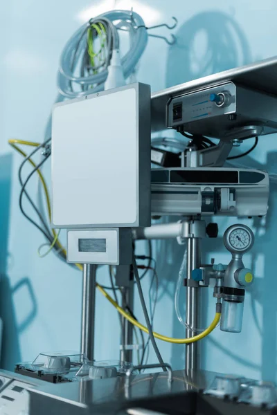 Equipo médico moderno en la sala de cirugía - foto de stock