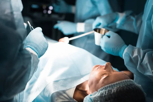 Imagen recortada de la paciente femenina durante la cirugía - foto de stock