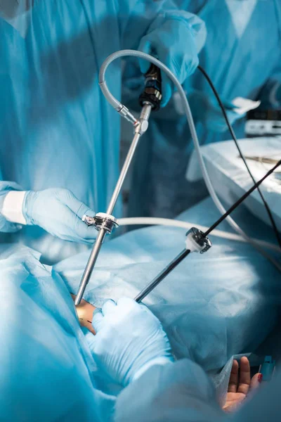 Imagen recortada de los cirujanos que operan paciente - foto de stock