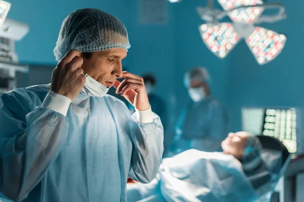 Хірург в медичній масці в операційній кімнаті — стокове фото