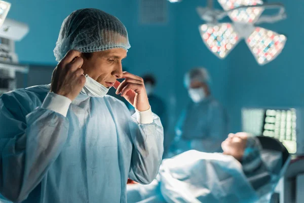 Surgeon wearing medical mask in operating room — Stock Photo