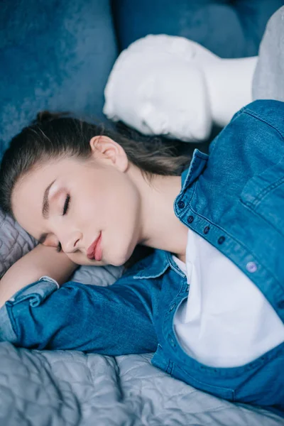 Селективное внимание женщины, спящей рядом с манекеном на кровати, безответная концепция любви — стоковое фото