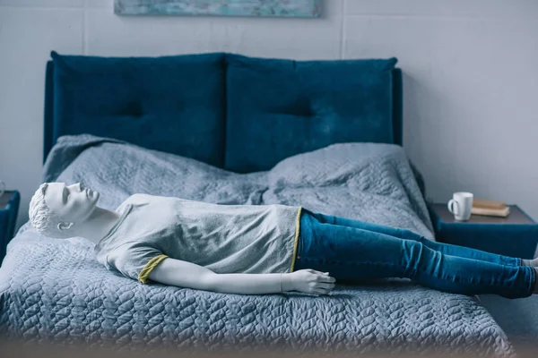 Крупный план непрофессионала в повседневной одежде, лежащего на кровати в спальне — стоковое фото