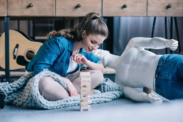 Femme jouant blocs jeu de bois avec poupée profane à proximité à la maison, concept de rêve relation parfaite — Photo de stock