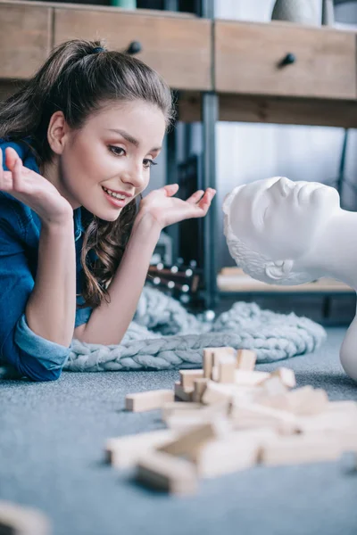 Mulher jogando blocos de madeira jogo com boneca leigo perto de em casa, conceito de sonho de relacionamento perfeito — Fotografia de Stock