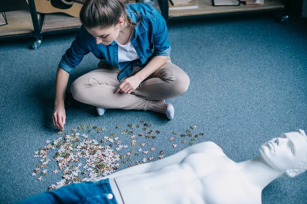 Mulher brincando com quebra-cabeças com manequim por perto, conceito de sonho relacionamento perfeito — Fotografia de Stock